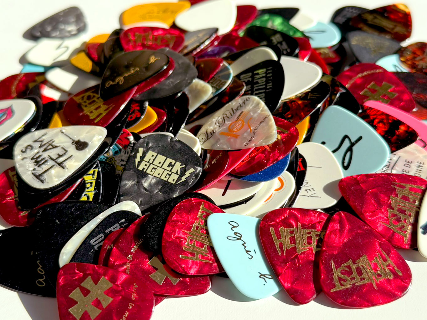 Pile de médiators personnalisés en France