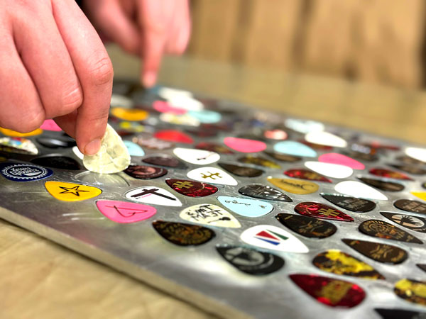 Atelier de personnalisation de médiators de guitare en France